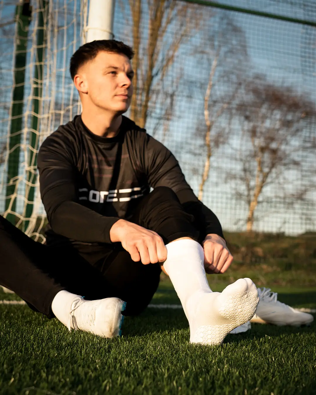 Fußballspieler zieht Grip Socks an
